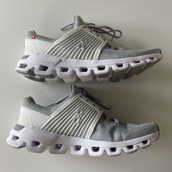 On WOMEN'S CLOUDSWIFT White Running Glacier/White - Picture 4 of 8